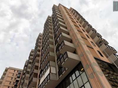 Gli edifici in questione impressionano per la loro maestosit�. Si tratta per lo pi� di palazzi di 14 piani con prospetti simmetrici e squadrati e pochi orpelli decorativi